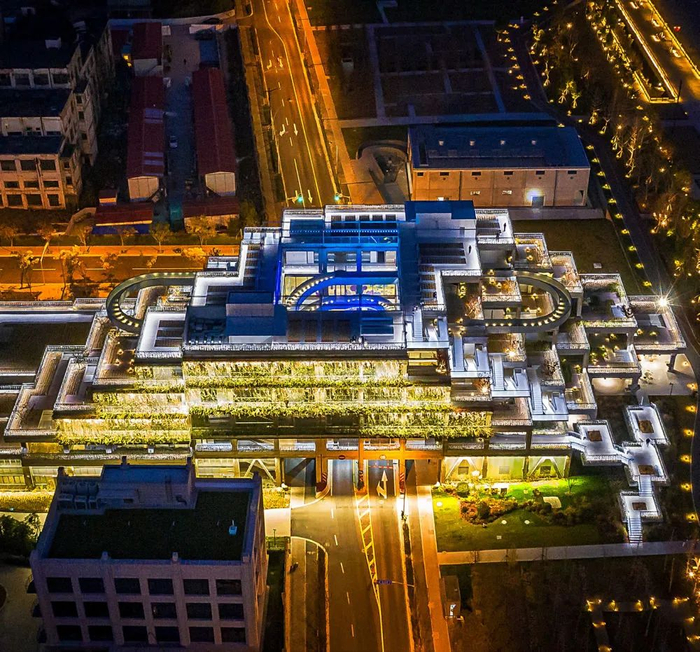 老仓库变身的网红地“绿之丘”夜景