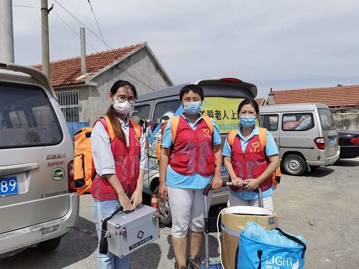 助浴师团队在工作，受访者供图