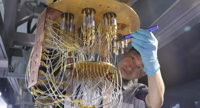 本源工作人员调试悟源计算机