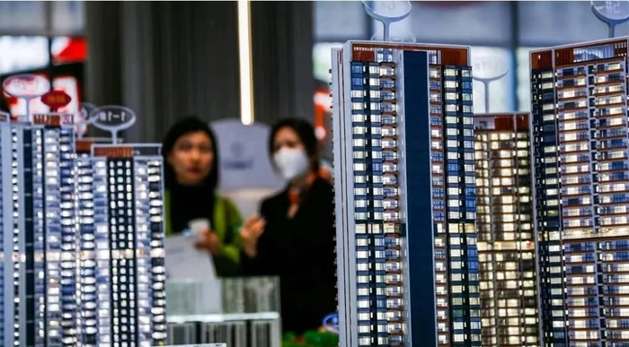 市民在一楼盘了解项目具体信息。南国早报客户端记者 游拥军 摄