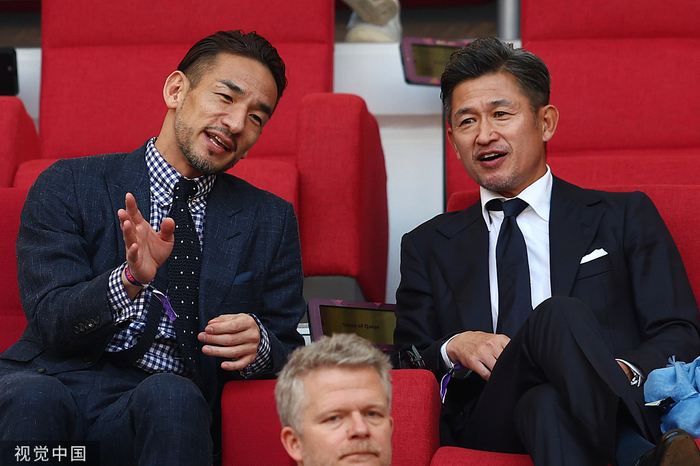 三浦知良和中田英寿（左）观看卡塔尔世界杯。