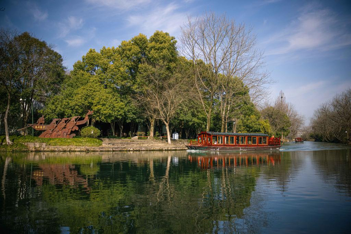 　　游船在西溪湿地水域行驶。新华社记者 江汉 摄