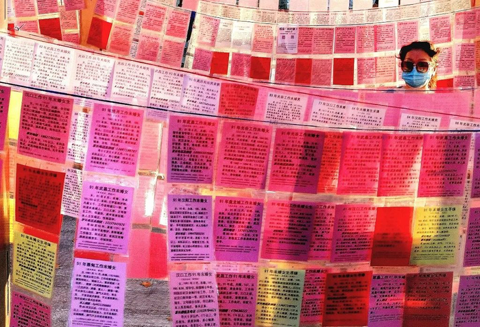 武汉，解放公园相亲角。视觉中国供图。