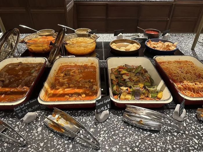 1月中旬，临近收餐时间，上海一家豪华酒店自助餐厅取餐台剩下不少食物。新华社记者 胡洁菲 摄