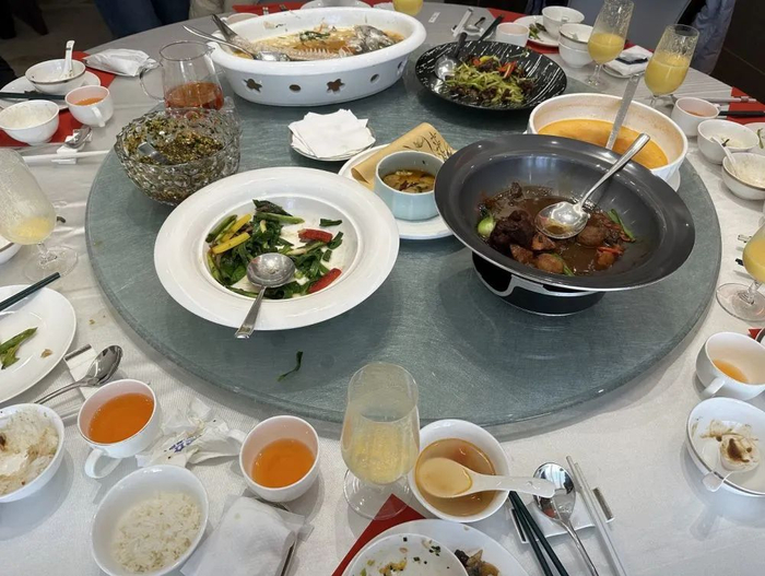 1月底，上海一家高档餐厅里，客人宴请结束后餐桌上仍有剩余。新华社记者 胡洁菲 摄