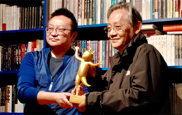 磨铁图书创始人沈浩波给王小龙颁奖（摄影/南人）