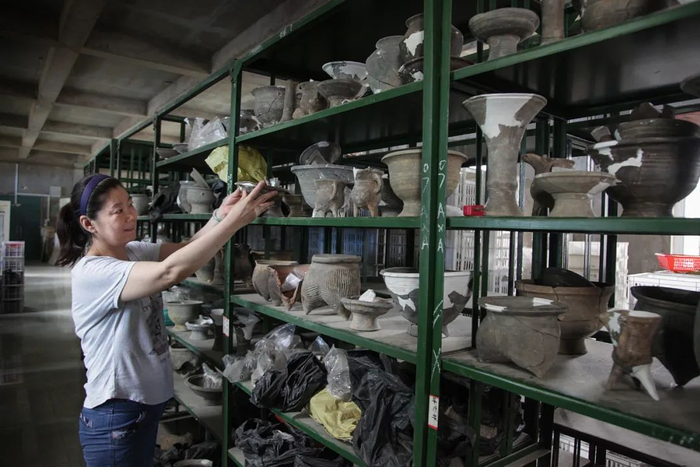 社科院考古所安阳工作站文物修复员整理修复的陶器。麻翛然 摄