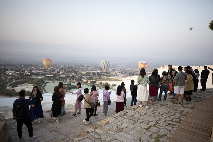 当地时间2022年10月19日，土耳其代尼兹利，游客在参观棉花堡。  视觉中国 图