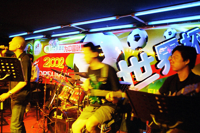 2002年世界杯期间，北京三里屯酒吧街看球气氛浓烈，酒吧内每天都会有关于世界杯的歌曲演出。