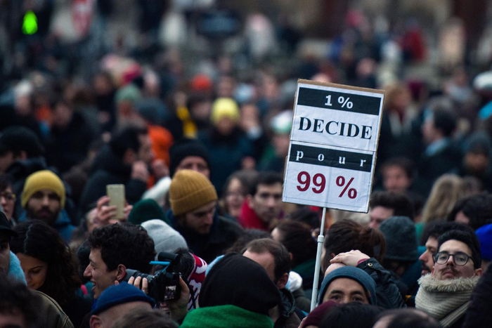 当地时间2023年1月31日，法国巴黎，示威者沿着拉斯帕伊大道游行，抗议政府改革养老金制度的计划。 视觉中国 图