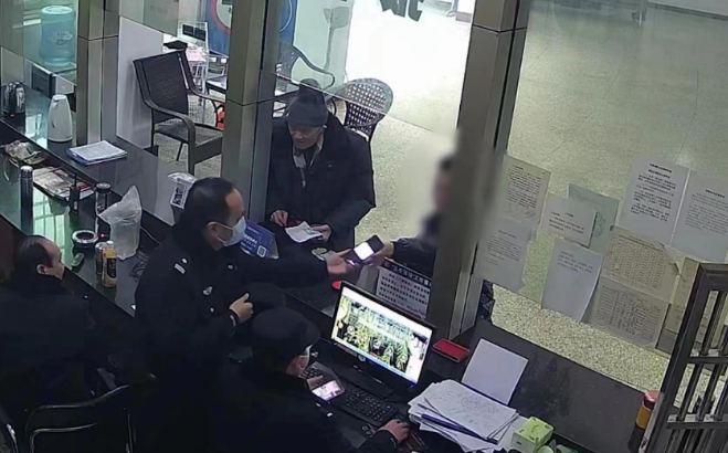 ▲男子在派出所讨“说法”