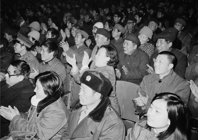 《迷人的乐队》影片在首映式上获得观众热烈欢迎。 胡敦志摄