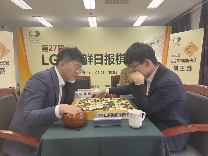 LG杯决赛第2局，丁浩（右）再胜杨鼎新夺冠。  新京报记者 孙海光 摄