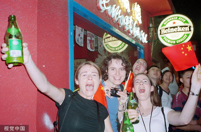 2001年，外国朋友与北京市民在三里屯酒吧，分享申奥成功的喜悦。