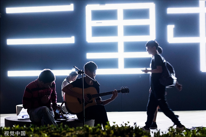 2016年，北京三里屯，深夜热闹的酒吧街。