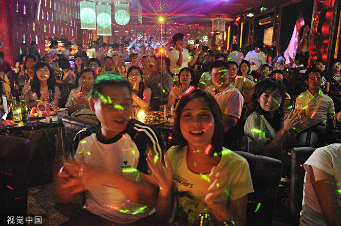 2008年8月24日，北京，三里屯酒吧里观看北京奥运会的人们。