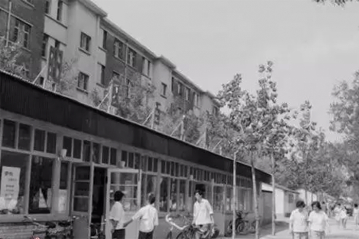 1981年8月1日 三里屯新建的商业网点朝阳区百货联社已开始营业。北京日报 李晞 图