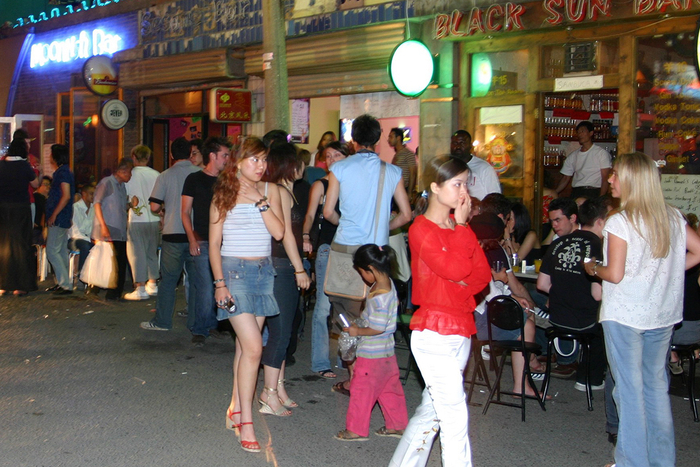 2004年欧洲杯期间，人们聚集在三里屯酒吧看球，喝酒，聊天，成为炎热夏季娱乐消遣的最好方式。