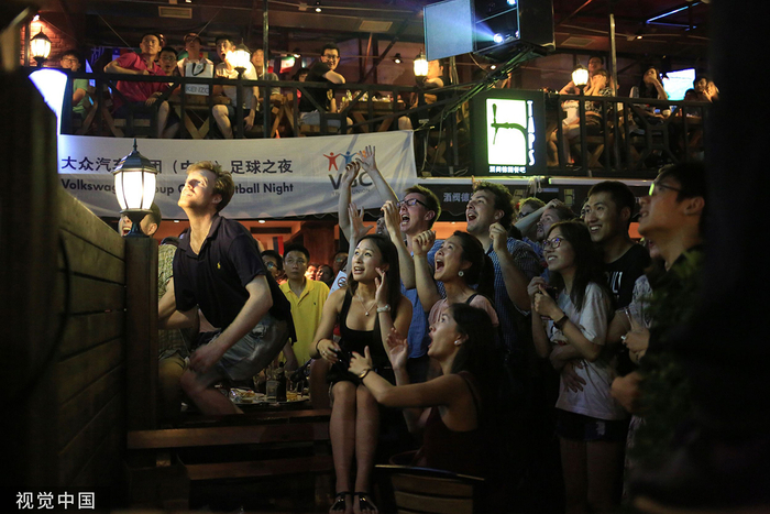 2014年7月4日，北京，德国球迷集在三里屯酒吧街观战2014巴西世界杯1/4决赛。
