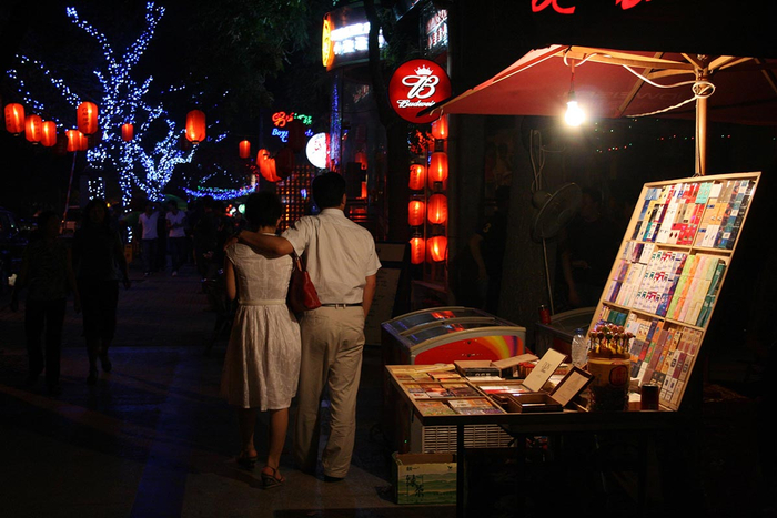 2007年6月18日，北京三里屯酒吧街一对情侣正准备去泡吧放松心情。