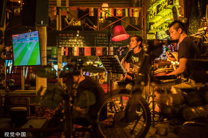2018年6月14日，北京，世界杯开幕，三里屯后海等酒吧驻唱演出陪伴观看世界杯。