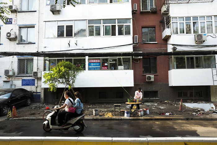 2017年4月30日，北京，三里屯南41号、42号楼周边拆迁后的脏街。