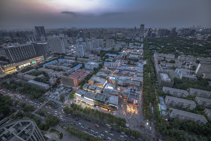 北京三里屯资料图。画面中间区域为太古里，其右侧为三里屯酒吧街。