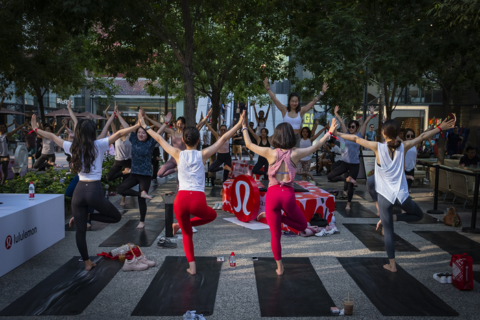 2019年6月22日，三里屯，一群年轻人在太古里北区广场练习瑜伽。潘松刚 图