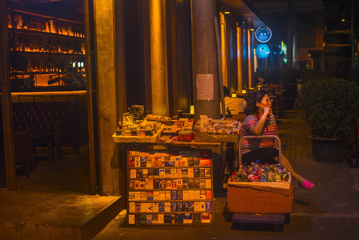 2015年7月11日深夜，三里屯后街的商贩还在摆摊经营。潘松刚 图