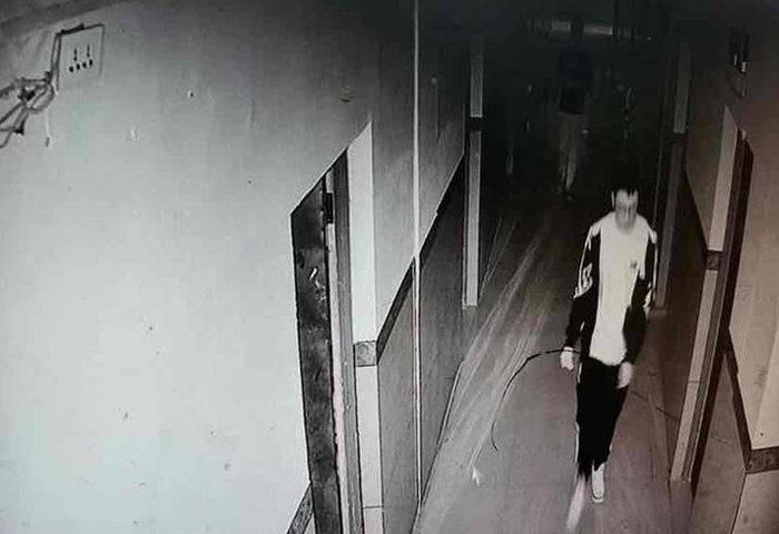 胡鑫宇失踪当天学校监控录像视频截图。