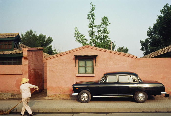 1985年，北京，三里屯使馆区，保洁员清扫柏油马路。