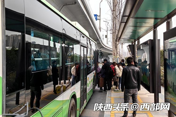 排队乘车的乘客