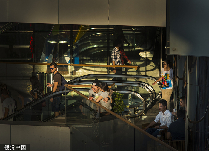 2015年9月19日，三里屯酒吧，俊男靓女们在这里爱意萌动。潘松刚/人民视觉 图