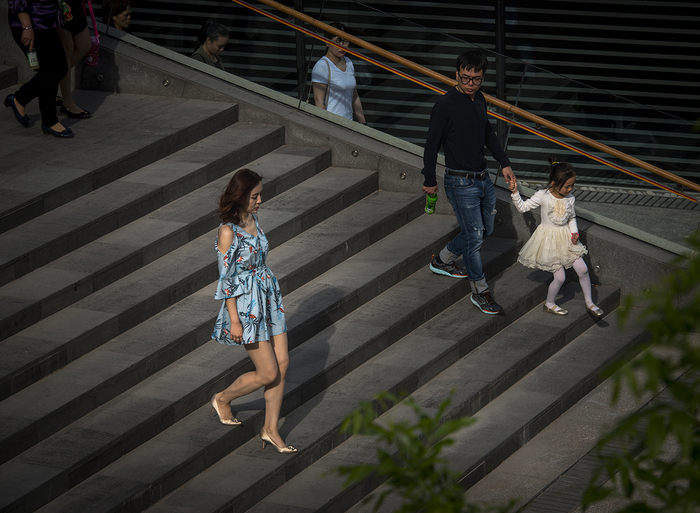 2017年4月15日，春日的三里屯靓女俊男吸引人们的眼球。潘松刚 图