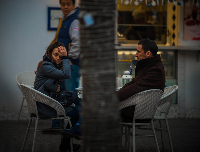 2015年2月14日，情人节。在三里屯的一个酒吧，两位外国青年话不投机，口角之后沉默不语。潘松刚 图