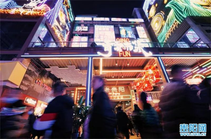 青云市集人潮涌动。郑宇潇/图