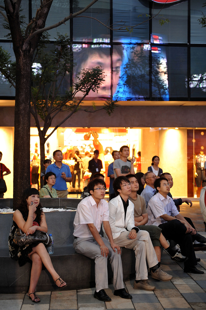 2008年8月21日，北京，三里屯酒吧街。