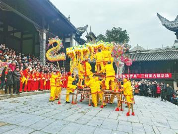 1月25日，农历正月初四，资中县罗泉镇以传统民俗舞龙灯的方式，为大家传递祝福。李超 摄