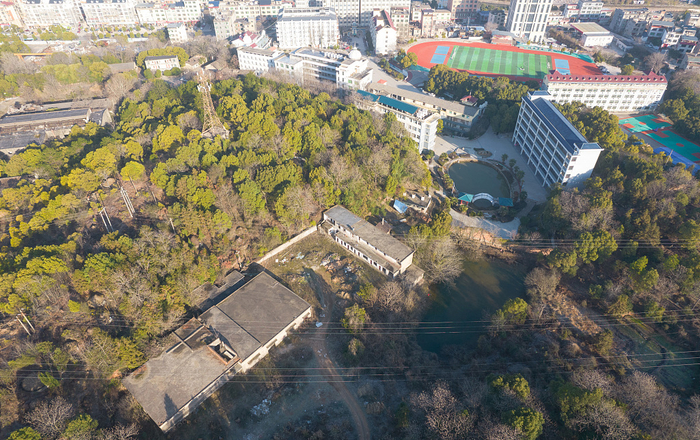 2023年1月30日，江西上饶，胡鑫宇所在的致远中学高中部和金鸡山。视觉中国 图