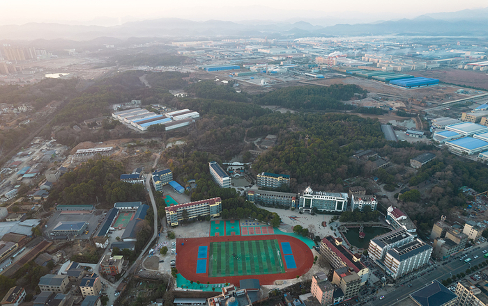 2023年1月30日，江西上饶，胡鑫宇所在的致远中学高中部和金鸡山。视觉中国 图