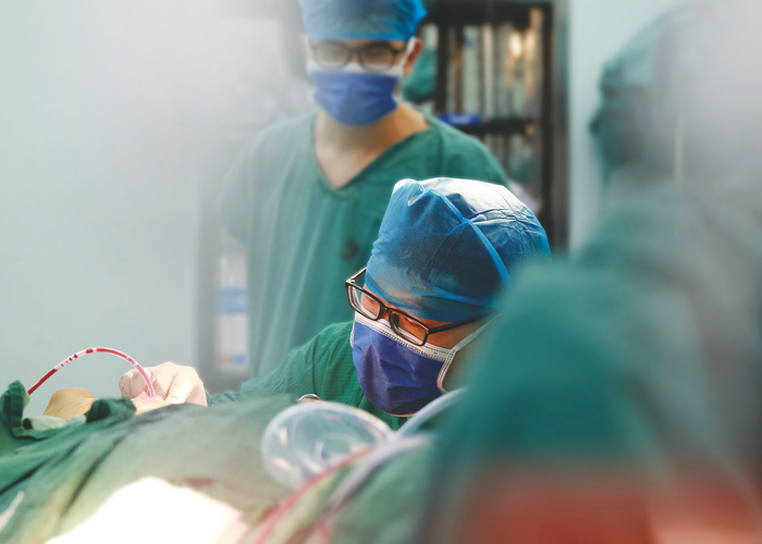     手术中的南宁市第二人民医院医护人员。（陈郁 摄）