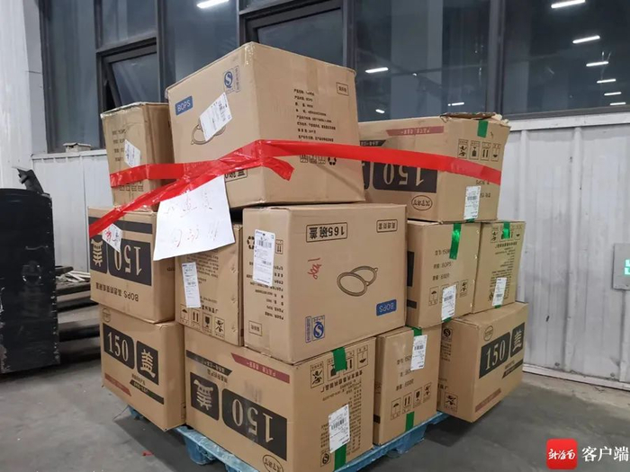 执法人员现场查获的一次性不可降解塑料制品。