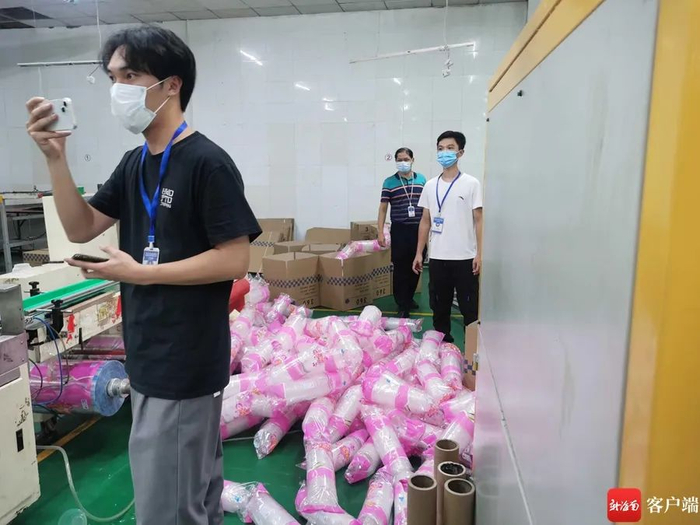 执法人员对生产车间内生产的一次性不可降解塑料制品予以拍照取证。