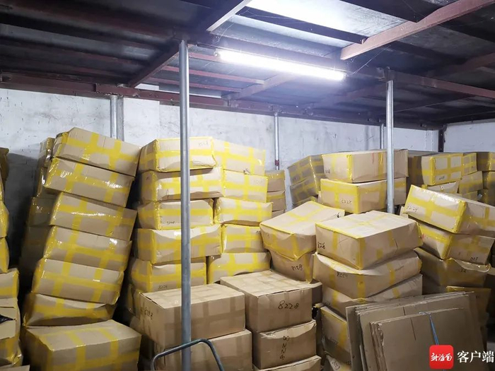 执法人员现场查获的一次性不可降解塑料制品。