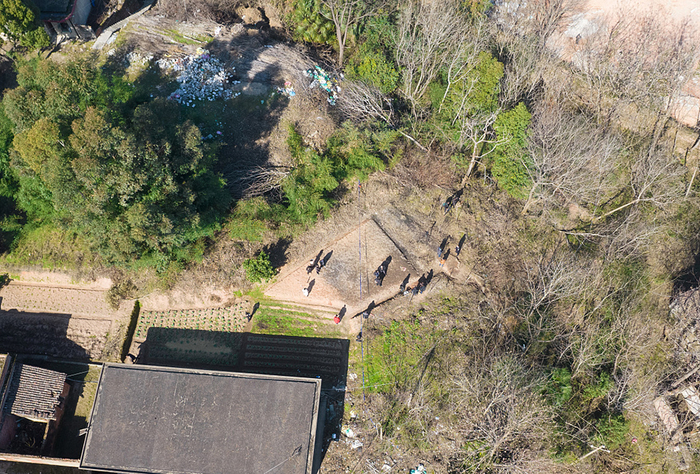 2023年1月30日，江西上饶，相关人员在金鸡山上勘察现场。视觉中国 图