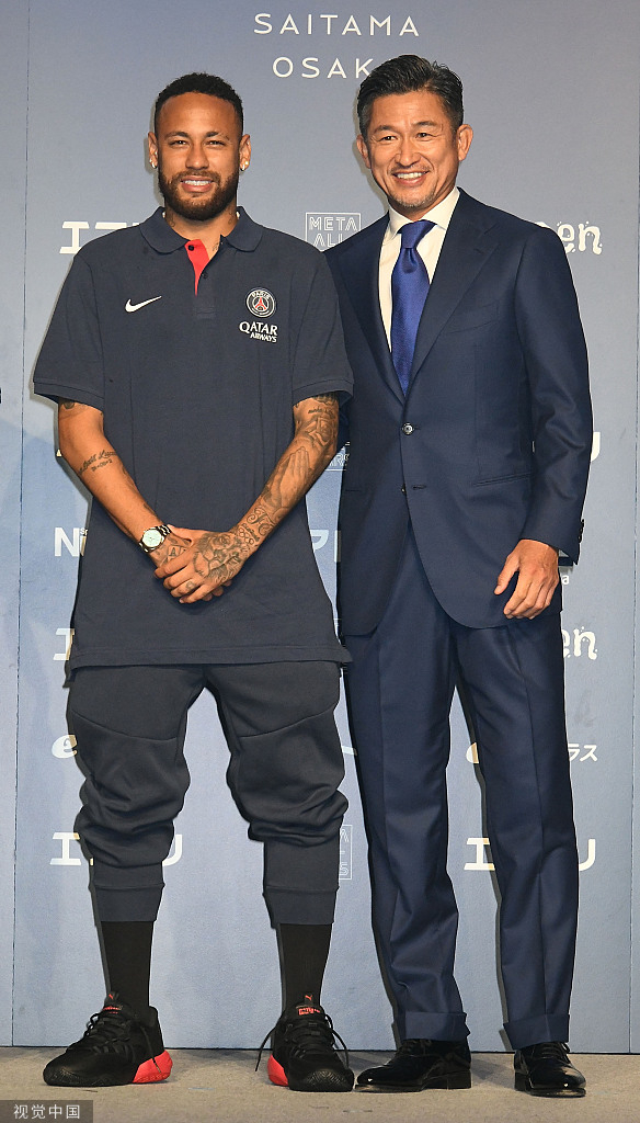 三浦知良和内马尔合影。