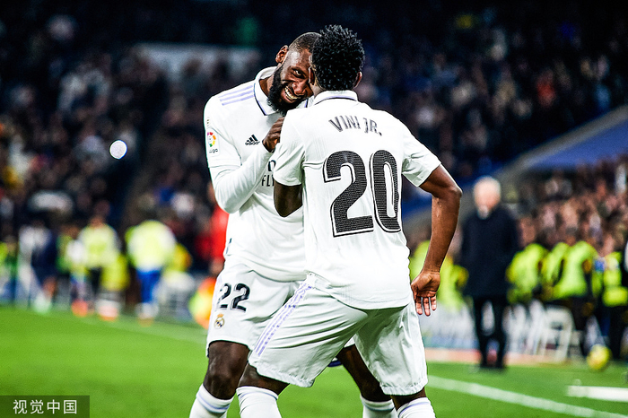 本场进球后，维尼修斯和吕迪格起舞。