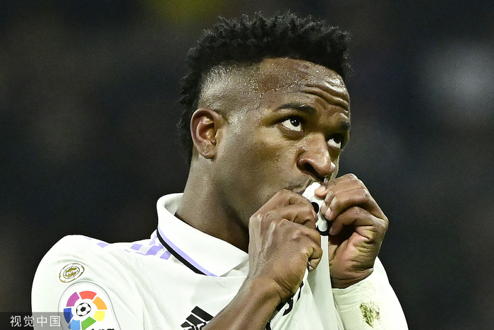 维尼修斯亲吻皇马队徽。