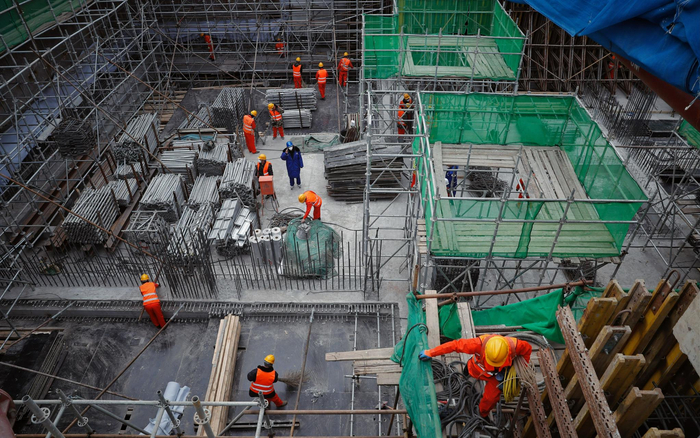 2月3日，北京轨道交通13号线扩能提升工程土建施工16合同段，工作人员正在搭设脚手架、加固模板。新京报记者 薛珺 摄