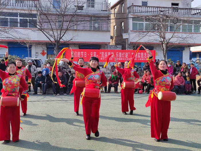 灌云县小伊镇:庆元宵 猜灯谜 民俗表演年味浓